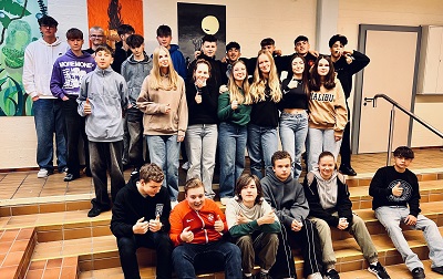 Die glückliche Gewinnerklasse, die Klasse 9c der Integrierten Gesamtschule in Rockenhausen, freut sich über den 1. Platz und 1.000 Euro und sagt
"Das ist ja fantastisch - der erste Platz! Da freuen wir uns riesig".
